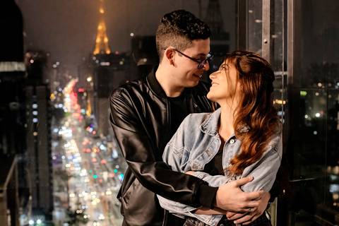 As melhores ideias e inspirações criativas de fotos de ensaio pré wedding no Museu da Ipiranga, Hamburgueria 212 Burger e Avenida Paulista'