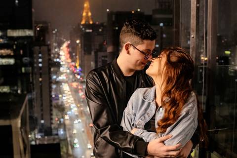 As melhores ideias e inspirações criativas de fotos de ensaio pré wedding no Museu da Ipiranga, Hamburgueria 212 Burger e Avenida Paulista'