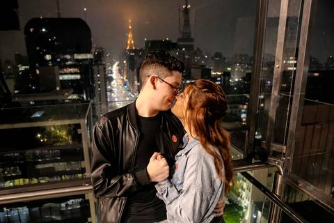 As melhores ideias e inspirações criativas de fotos de ensaio pré wedding no Museu da Ipiranga, Hamburgueria 212 Burger e Avenida Paulista'