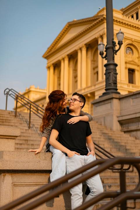 As melhores ideias e inspirações criativas de fotos de ensaio pré wedding no Museu do Ipiranga, Hamburgueria 212 Burger e Avenida Paulista'