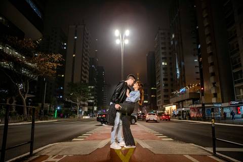 As melhores ideias e inspirações criativas de fotos de ensaio pré wedding no Museu da Ipiranga, Hamburgueria 212 Burger e Avenida Paulista'