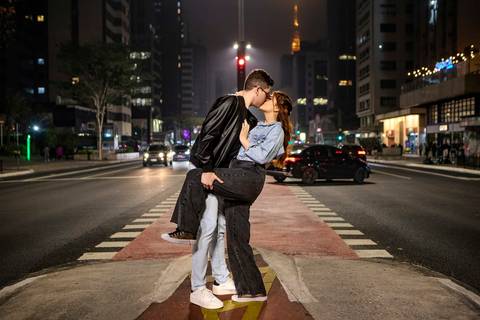 As melhores ideias e inspirações criativas de fotos de ensaio pré wedding no Museu da Ipiranga, Hamburgueria 212 Burger e Avenida Paulista'
