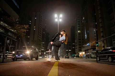 As melhores ideias e inspirações criativas de fotos de ensaio pré wedding no Museu da Ipiranga, Hamburgueria 212 Burger e Avenida Paulista'