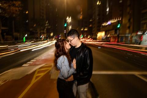 As melhores ideias e inspirações criativas de fotos de ensaio pré wedding no Museu da Ipiranga, Hamburgueria 212 Burger e Avenida Paulista'