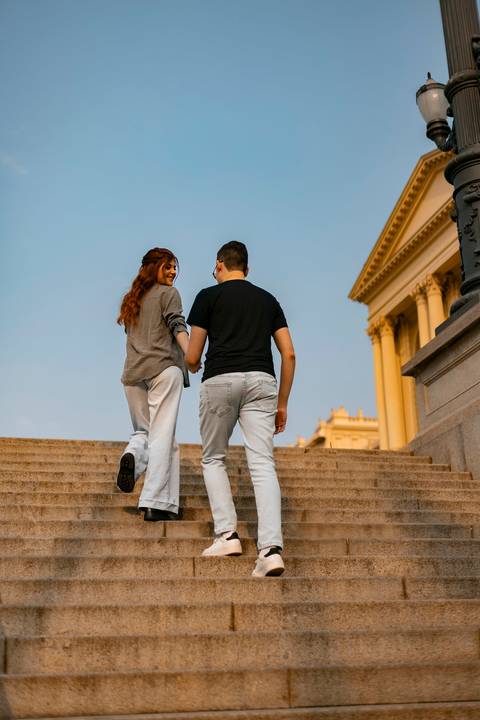 As melhores ideias e inspirações criativas de fotos de ensaio pré wedding no Museu do Ipiranga, Hamburgueria 212 Burger e Avenida Paulista'