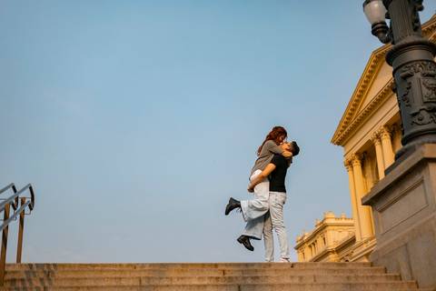 As melhores ideias e inspirações criativas de fotos de ensaio pré wedding no Museu do Ipiranga, Hamburgueria 212 Burger e Avenida Paulista'