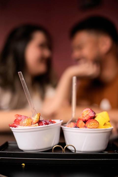 As melhores ideias e inspirações criativas de fotos de ensaio pré wedding na sorveteria'