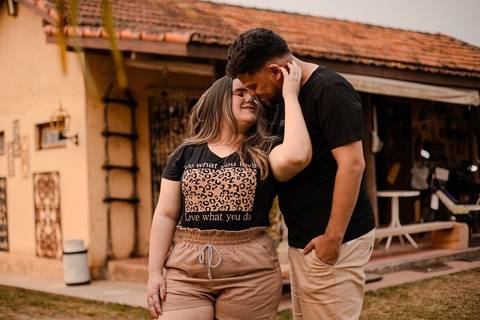 As melhores ideias e inspirações criativas de fotos de ensaio pré wedding no Antiquário em São Roque'