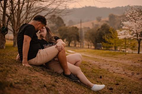 As melhores ideias e inspirações criativas de fotos de ensaio pré wedding no Antiquário em São Roque'