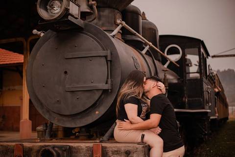 As melhores ideias e inspirações criativas de fotos de ensaio pré wedding na Maria Fumaça em São Roque'