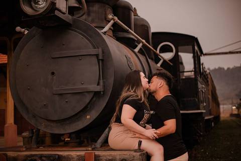 As melhores ideias e inspirações criativas de fotos de ensaio pré wedding na Maria Fumaça em São Roque'