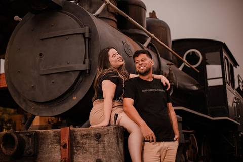 As melhores ideias e inspirações criativas de fotos de ensaio pré wedding na Maria Fumaça em São Roque'