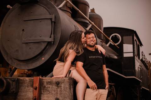 As melhores ideias e inspirações criativas de fotos de ensaio pré wedding na Maria Fumaça em São Roque'