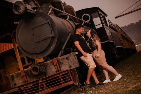 As melhores ideias e inspirações criativas de fotos de ensaio pré wedding na Maria Fumaça em São Roque'