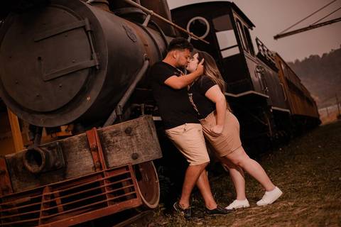 As melhores ideias e inspirações criativas de fotos de ensaio pré wedding na Maria Fumaça em São Roque'