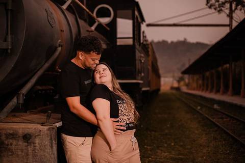 As melhores ideias e inspirações criativas de fotos de ensaio pré wedding na Maria Fumaça em São Roque'