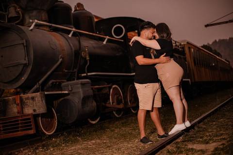 As melhores ideias e inspirações criativas de fotos de ensaio pré wedding na Maria Fumaça em São Roque'