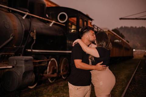 As melhores ideias e inspirações criativas de fotos de ensaio pré wedding na Maria Fumaça em São Roque'