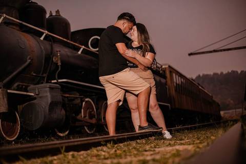 As melhores ideias e inspirações criativas de fotos de ensaio pré wedding na Maria Fumaça em São Roque'