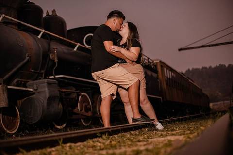 As melhores ideias e inspirações criativas de fotos de ensaio pré wedding na Maria Fumaça em São Roque'