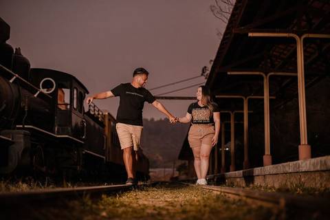 As melhores ideias e inspirações criativas de fotos de ensaio pré wedding na Maria Fumaça em São Roque'