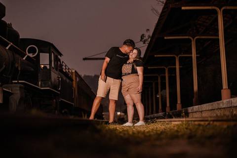 As melhores ideias e inspirações criativas de fotos de ensaio pré wedding na Maria Fumaça em São Roque'