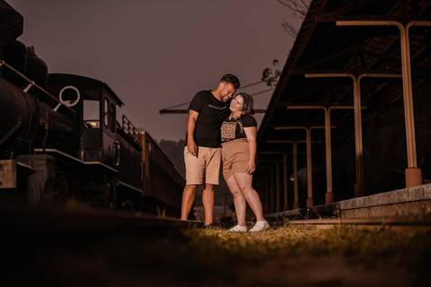 As melhores ideias e inspirações criativas de fotos de ensaio pré wedding na Maria Fumaça em São Roque'