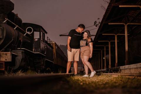 As melhores ideias e inspirações criativas de fotos de ensaio pré wedding na Maria Fumaça em São Roque'