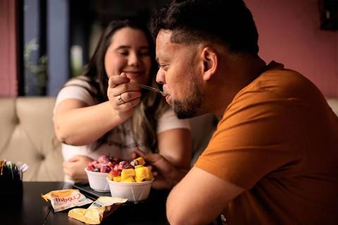 As melhores ideias e inspirações criativas de fotos de ensaio pré wedding na sorveteria'