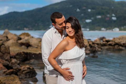 As melhores ideias e inspirações criativas de fotos de ensaio pré wedding na praia do Guarujá no nascer do sol'