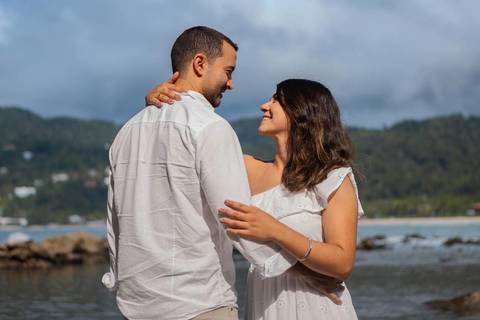 As melhores ideias e inspirações criativas de fotos de ensaio pré wedding na praia do Guarujá no nascer do sol'