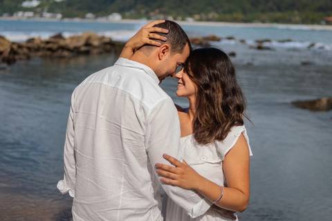 As melhores ideias e inspirações criativas de fotos de ensaio pré wedding na praia do Guarujá no nascer do sol'