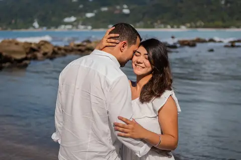 As melhores ideias e inspirações criativas de fotos de ensaio pré wedding na praia do Guarujá no nascer do sol'