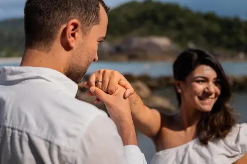 As melhores ideias e inspirações criativas de fotos de ensaio pré wedding na praia do Guarujá no nascer do sol'