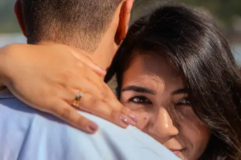 As melhores ideias e inspirações criativas de fotos de ensaio pré wedding na praia do Guarujá no nascer do sol'
