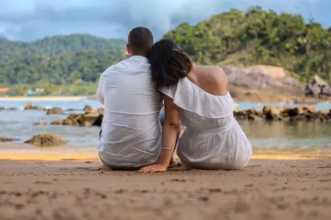 As melhores ideias e inspirações criativas de fotos de ensaio pré wedding na praia do Guarujá no nascer do sol'