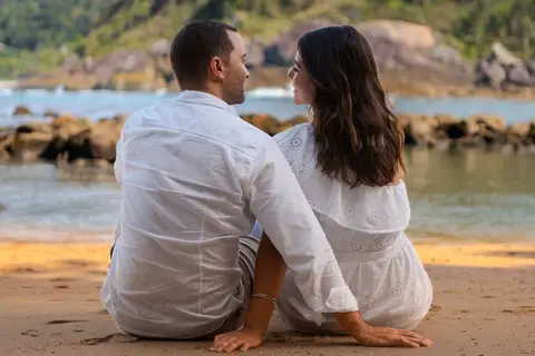 As melhores ideias e inspirações criativas de fotos de ensaio pré wedding na praia do Guarujá no nascer do sol'