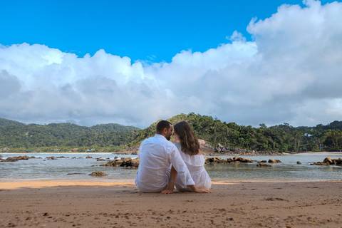 As melhores ideias e inspirações criativas de fotos de ensaio pré wedding na praia do Guarujá no nascer do sol'