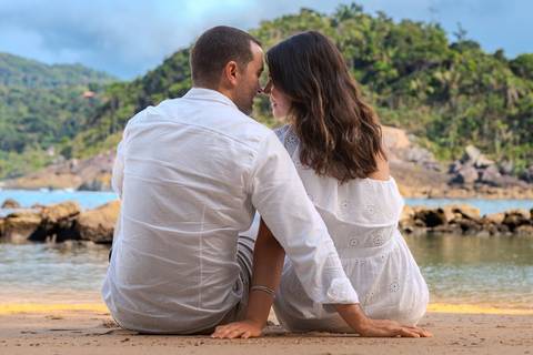 As melhores ideias e inspirações criativas de fotos de ensaio pré wedding na praia do Guarujá no nascer do sol'