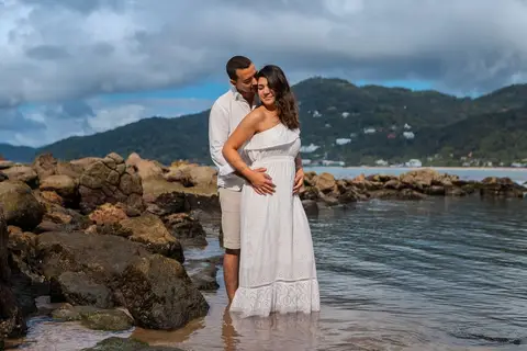 As melhores ideias e inspirações criativas de fotos de ensaio pré wedding na praia do Guarujá no nascer do sol'