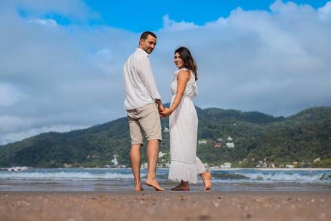 As melhores ideias e inspirações criativas de fotos de ensaio pré wedding na praia do Guarujá no nascer do sol'