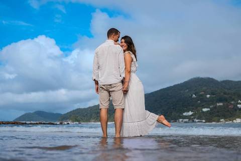 As melhores ideias e inspirações criativas de fotos de ensaio pré wedding na praia do Guarujá no nascer do sol'