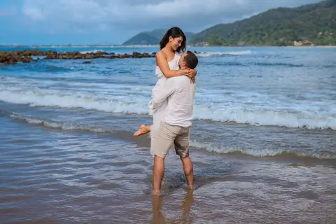 As melhores ideias e inspirações criativas de fotos de ensaio pré wedding na praia do Guarujá no nascer do sol'