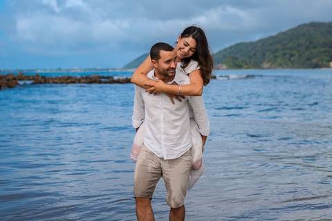 As melhores ideias e inspirações criativas de fotos de ensaio pré wedding na praia do Guarujá no nascer do sol'