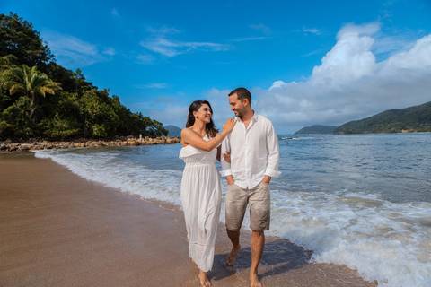 As melhores ideias e inspirações criativas de fotos de ensaio pré wedding na praia do Guarujá no nascer do sol'