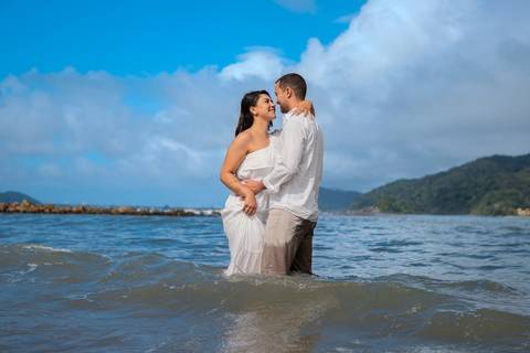As melhores ideias e inspirações criativas de fotos de ensaio pré wedding na praia do Guarujá no nascer do sol'