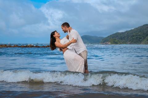 As melhores ideias e inspirações criativas de fotos de ensaio pré wedding na praia do Guarujá no nascer do sol'
