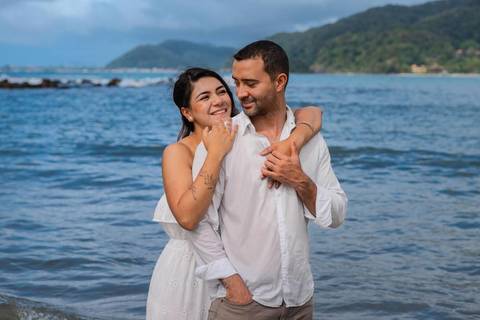 As melhores ideias e inspirações criativas de fotos de ensaio pré wedding na praia do Guarujá no nascer do sol'