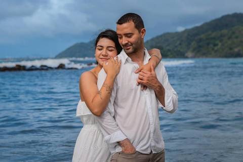 As melhores ideias e inspirações criativas de fotos de ensaio pré wedding na praia do Guarujá no nascer do sol'