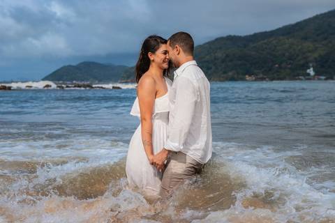As melhores ideias e inspirações criativas de fotos de ensaio pré wedding na praia do Guarujá no nascer do sol'